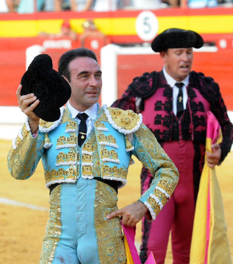 Ponce pellizca el toreo en una fiesta  a la que se unieron Talavante y Garrido