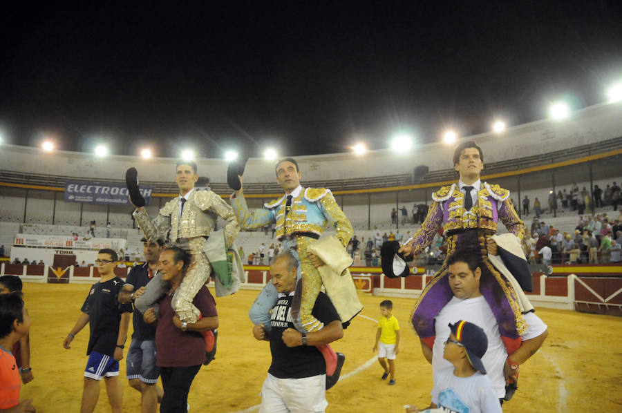 Ponce pellizca el toreo en una fiesta  a la que se unieron Talavante y Garrido