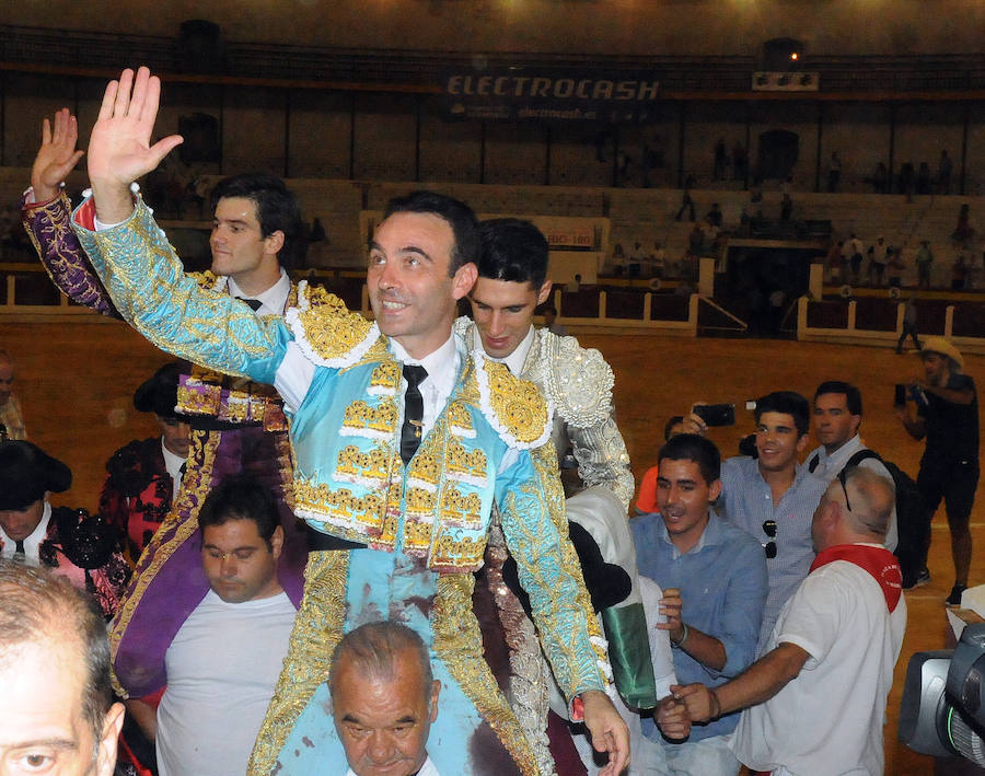 Ponce pellizca el toreo en una fiesta  a la que se unieron Talavante y Garrido