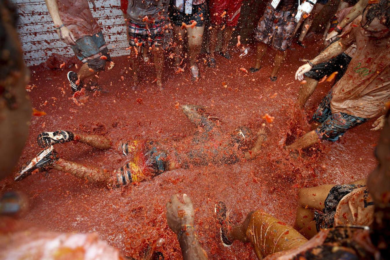 Miércoles, 31 de agosto: Buñol cumplió con la tradición de más de siete décadas. Miles de personas llegadas de todo el mundo se lanzaron 160 toneladas de tomate que tiñeron de rojo el municipio y se reinvindicó la lucha contra la violencia machista y la homofobia.. Fotografías: Agencias