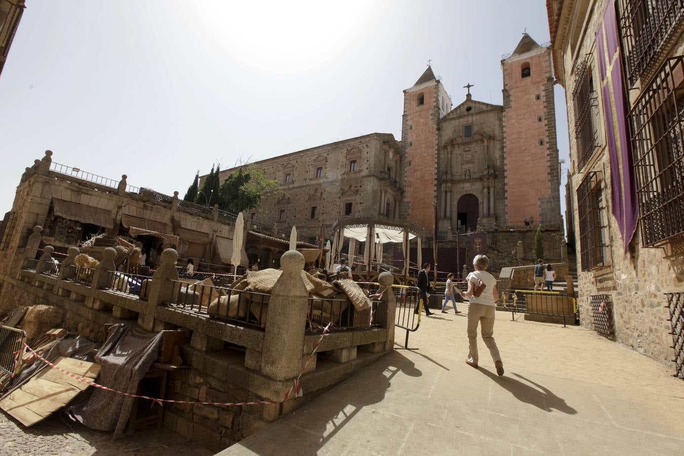 Martes, 6 de septiembre: El atrezzo para el rodaje de las series de televisión se ha convertido en un potente reclamo para visitar Cáceres. Fotografías: Lorenzo Cordero.