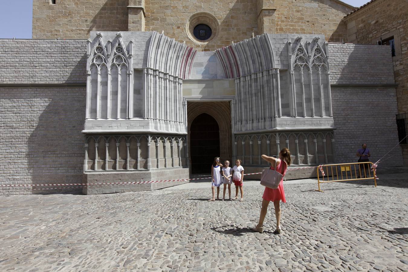 Martes, 6 de septiembre: El atrezzo para el rodaje de las series de televisión se ha convertido en un potente reclamo para visitar Cáceres. Fotografías: Lorenzo Cordero.