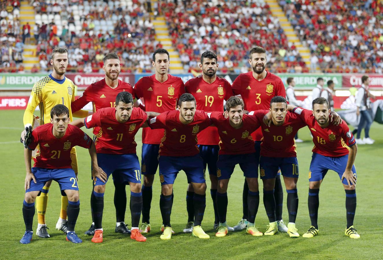 Lunes, 5 de septiembre: Victoria de España ante Liechtenstein (8-0). Lopetegui varió el sistema y la estrategia tras una primera parte con un solo gol de Costa y encontró la goleada. Fotografías: EFE