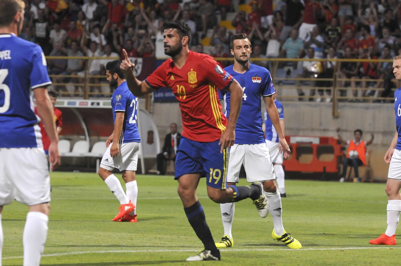 Lunes, 5 de septiembre: Victoria de España ante Liechtenstein (8-0). Lopetegui varió el sistema y la estrategia tras una primera parte con un solo gol de Costa y encontró la goleada. Fotografías: EFE