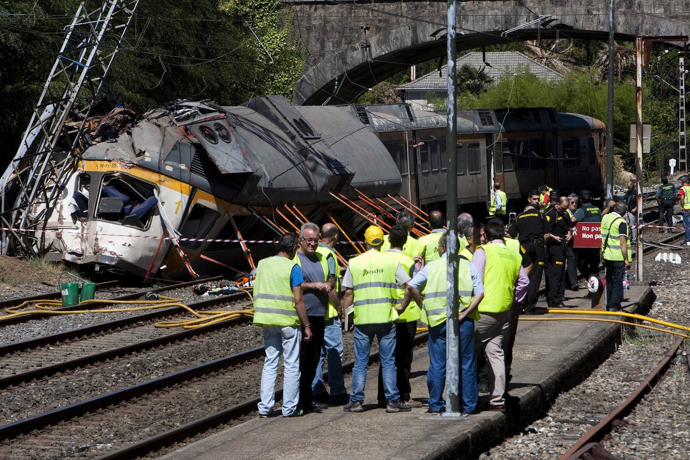 Viernes, 9 de septiembre: Accidente ferroviario en O Porriño (Galicia) al descarrilar un tren en las inmediaciones de la estación. Ha causado cuatro víctimas mortales y casi medio centenar de heridos. Fotografías: EFE