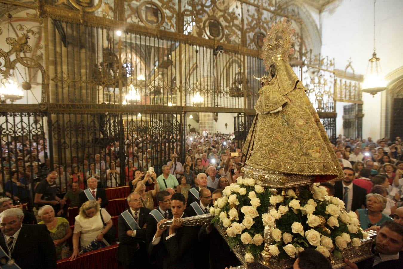 Jueves, 8 de septiembre: Cientos de peregrinos muestran su devoción en los actos religiosos del Día de Extremadura. Guadalupe despide con fervor su Año Santo. Fotografías: Lorenzo Cordero.