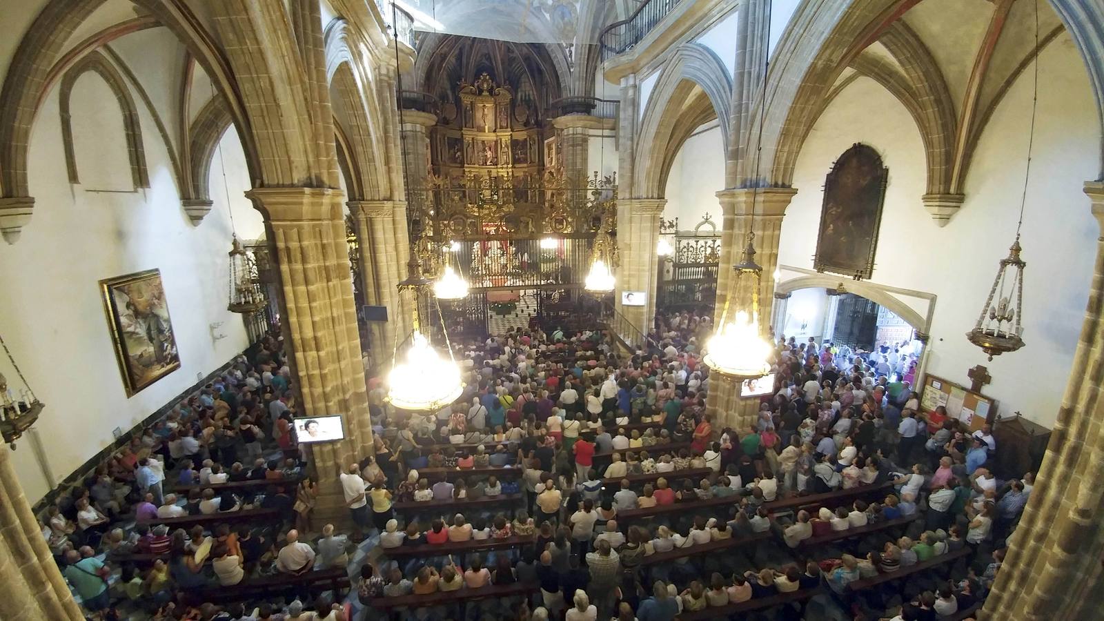 Jueves, 8 de septiembre: Cientos de peregrinos muestran su devoción en los actos religiosos del Día de Extremadura. Guadalupe despide con fervor su Año Santo. Fotografías: Lorenzo Cordero.