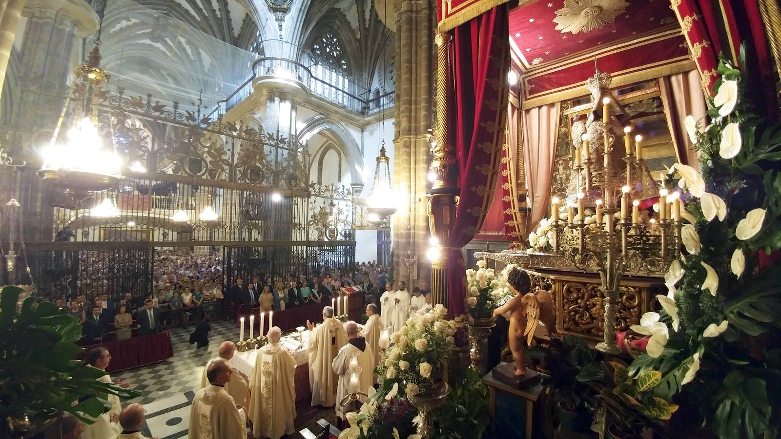 Jueves, 8 de septiembre: Cientos de peregrinos muestran su devoción en los actos religiosos del Día de Extremadura. Guadalupe despide con fervor su Año Santo. Fotografías: Lorenzo Cordero.