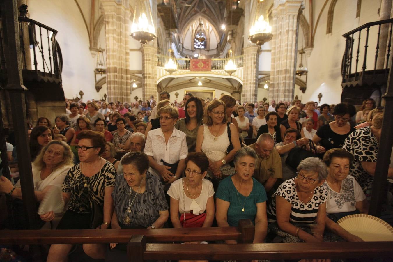 Jueves, 8 de septiembre: Cientos de peregrinos muestran su devoción en los actos religiosos del Día de Extremadura. Guadalupe despide con fervor su Año Santo. Fotografías: Lorenzo Cordero.