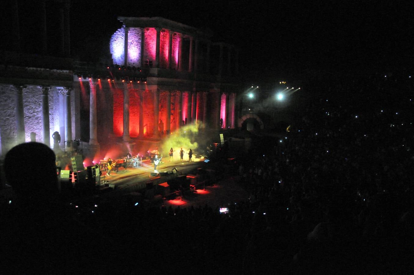 Sábado, 10 de septiembre: Alejandro Sanz revoluciona el Teatro Romano de Mérida con uno de sus conciertos enmarcado en la gira 'Sirope'. Fotografías: Brígido.