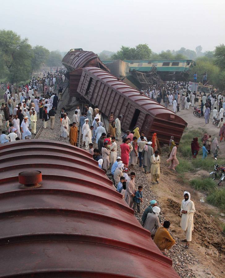 Violento choque de dos trenes en Pakistán