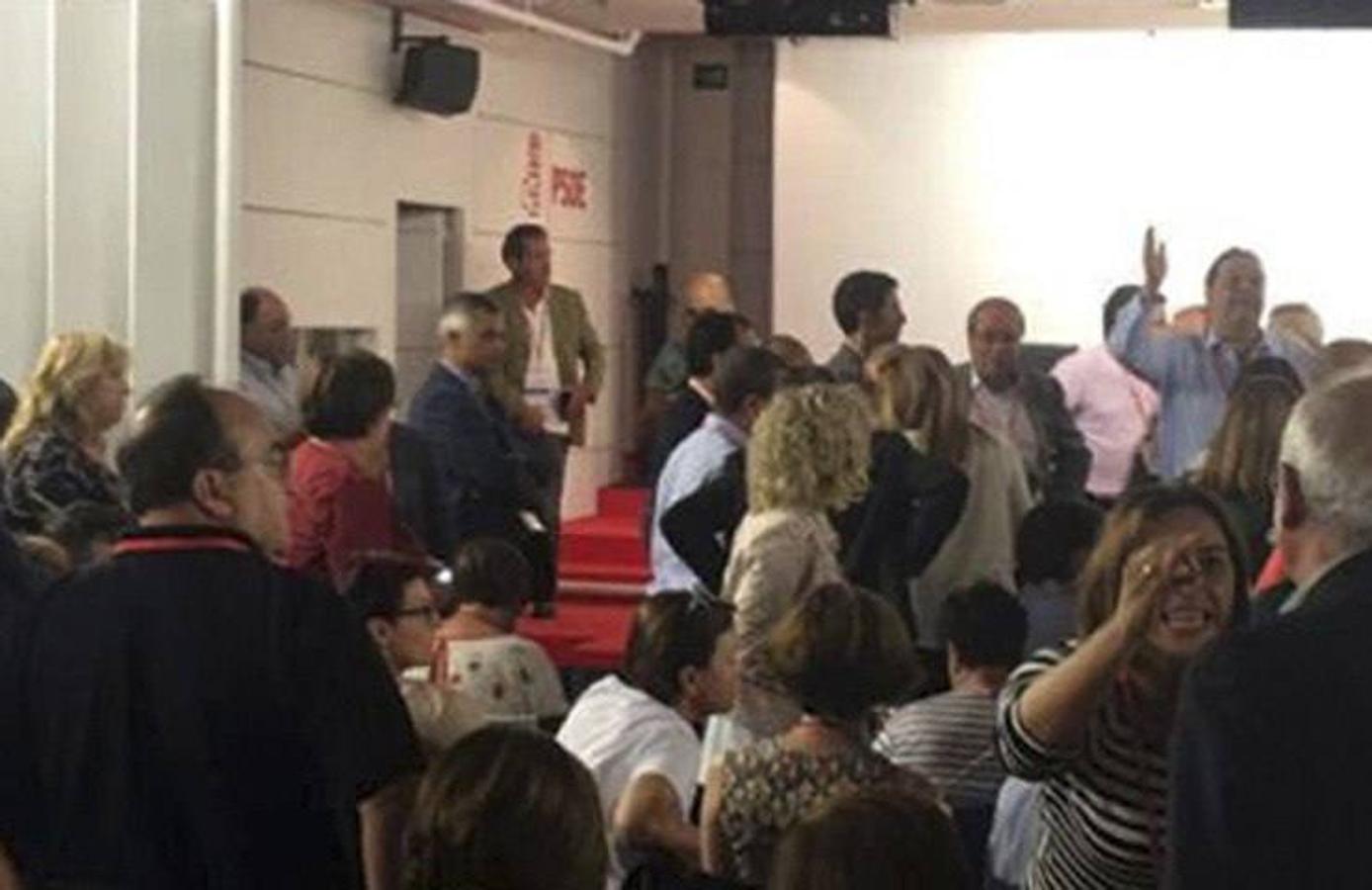 Sábado, 1 de octubre: El líder del PSOE, Pedro Sánchez, dimite como secretario general. Fotografías: Agencias.