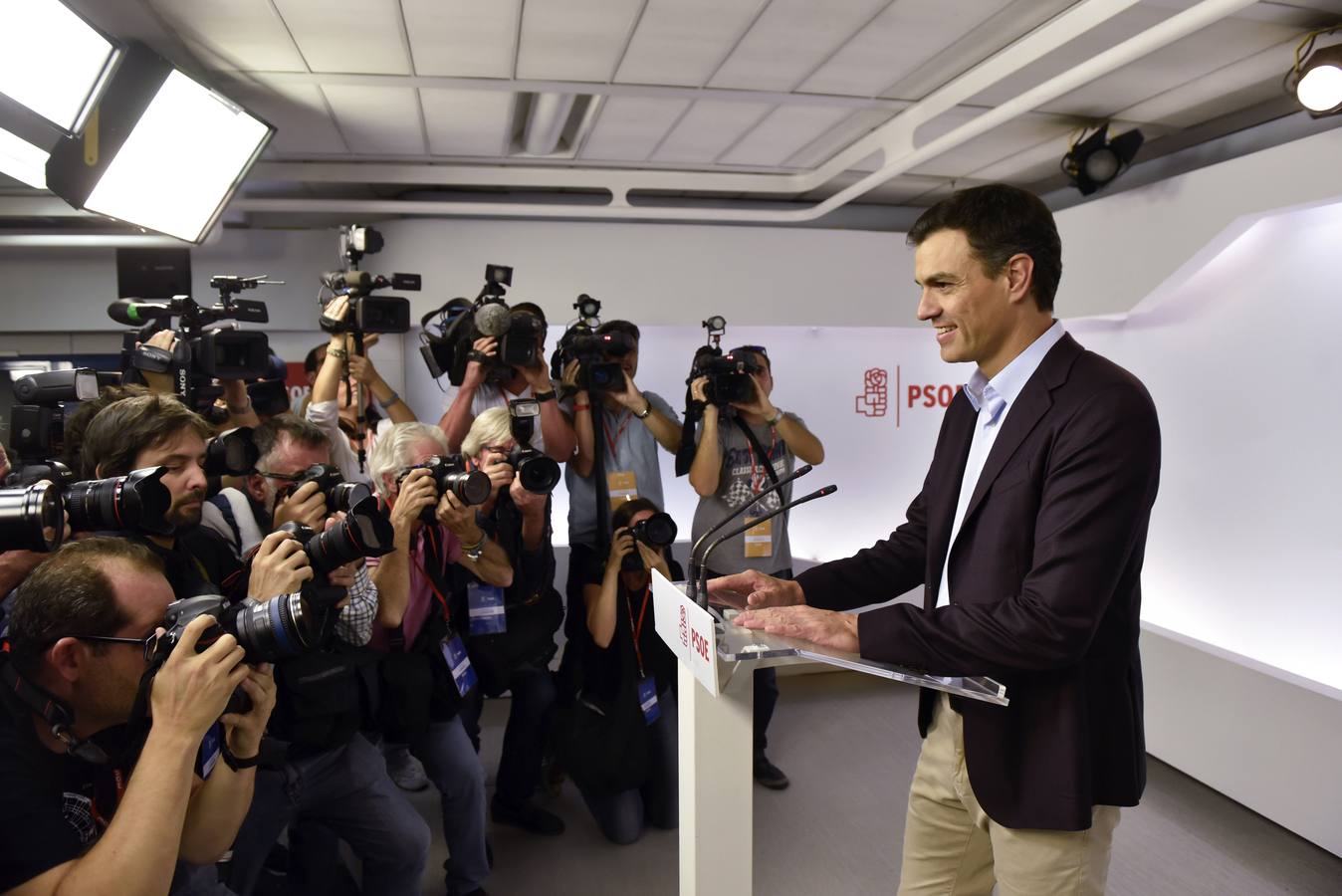 Sábado, 1 de octubre: El líder del PSOE, Pedro Sánchez, dimite como secretario general. Fotografías: Agencias.