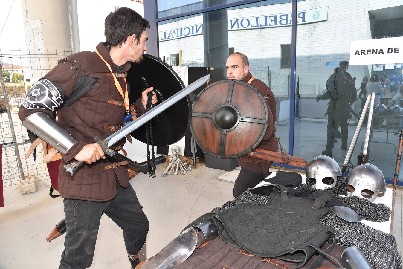 Viernes, 30 de septiembre: Arrancan los tres días de Gumiparty en Plasencia para los aficionados a videojuegos, rol, cómic, manga y mundos fantásticos. Fotografías: David Palma.