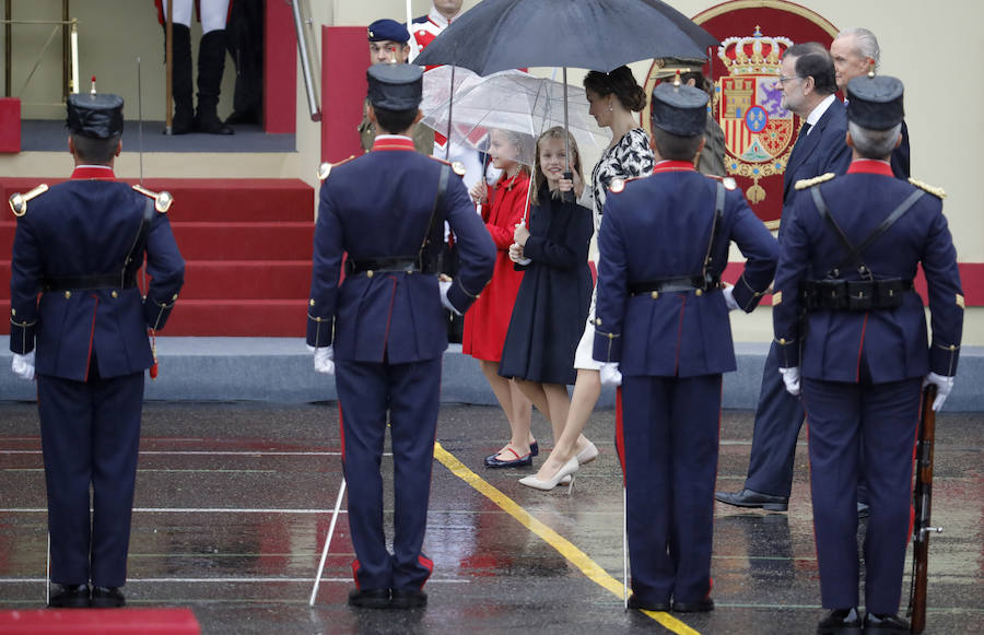 La reina Letizia, la Princesa de Asturias, y la infanta Leonor, junto a Mariano Rajoy y Pedro Morenés.