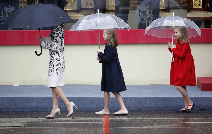 Doña Letizia y sus hijas la princesa Leonor y la infanta Sofía, al término del desfile militar.