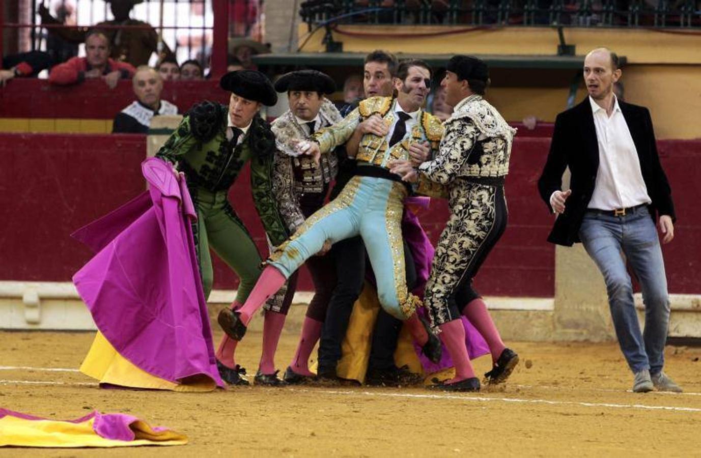 Imágenes de la cogida a Juan José Padilla en Zaragoza