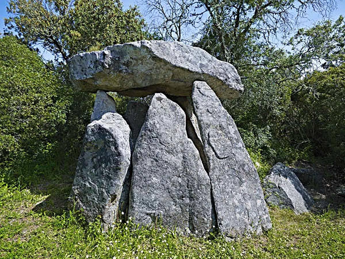 Dolmen de revellao. Entre Valverde de Leganés y Torre de Miguel Sesmero