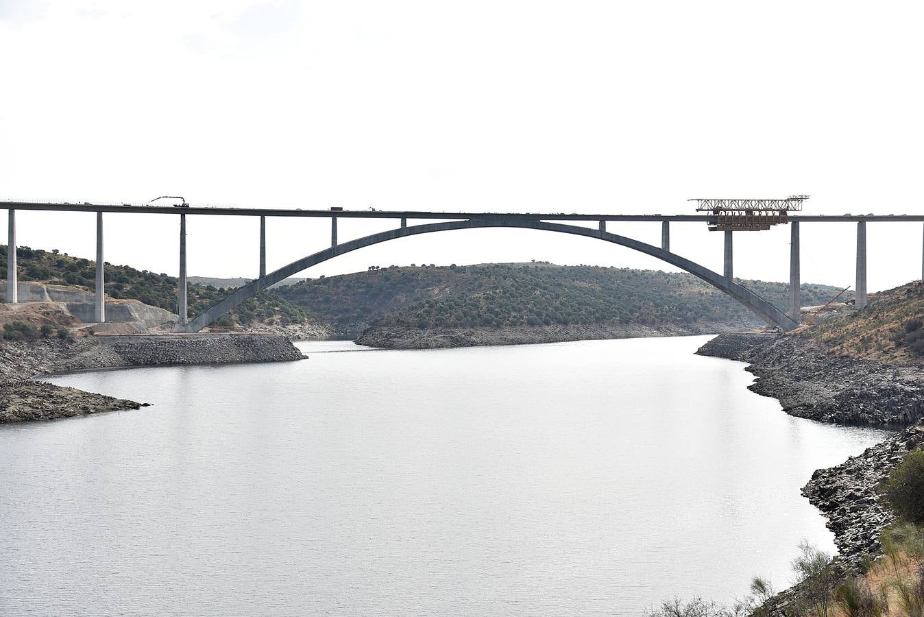 Jueves, 20 de octubre: Los once puentes y el túnel del futuro trazado del AVE comienzan a cambiar el paisaje entre Plasencia y Cáceres. Fotografías: David Palma.
