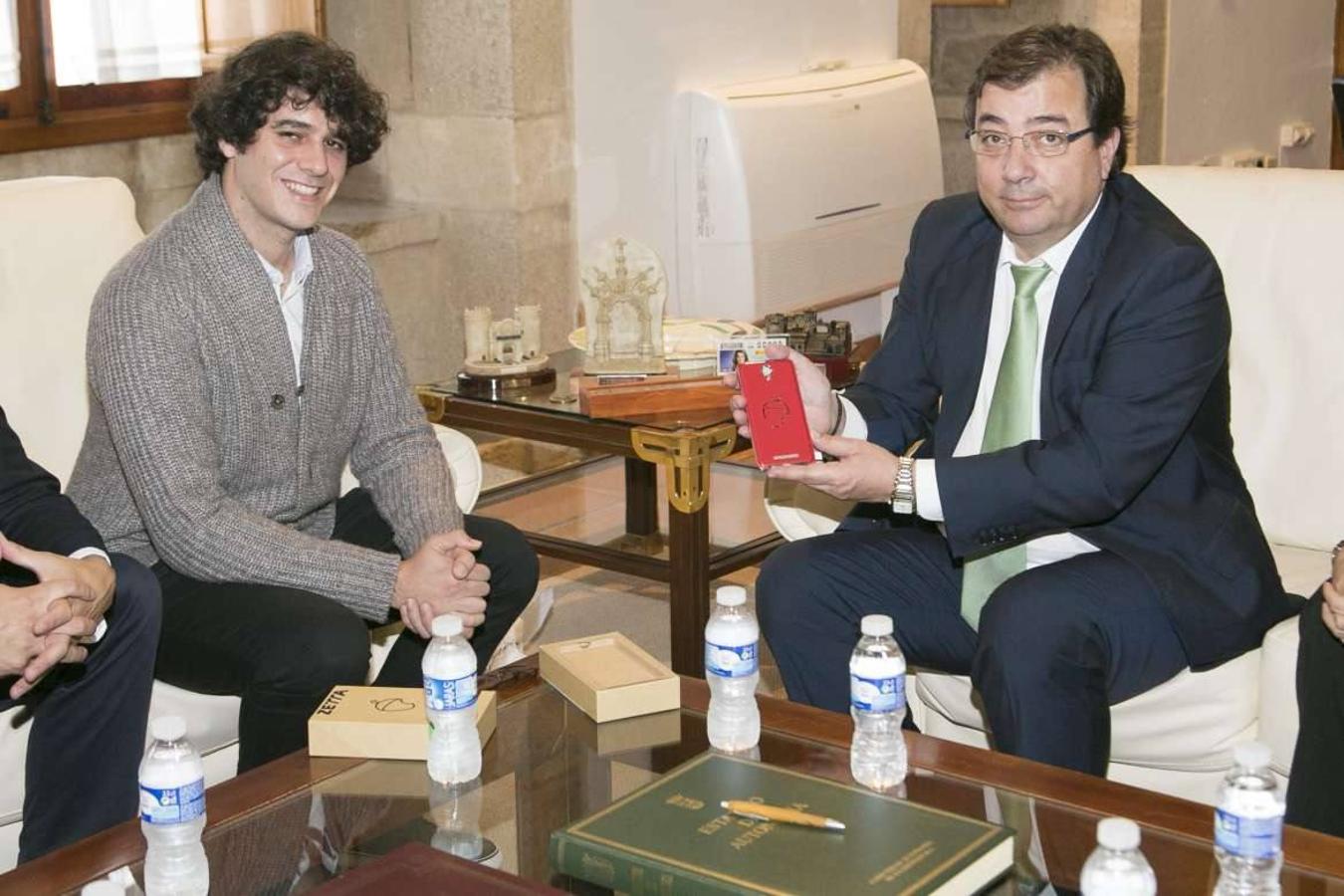 Lunes, 17 de octubre: Consumo abre una inspección de oficio para investigar el 'móvil extremeño' de la empresa Zetta. Fotografías: HOY