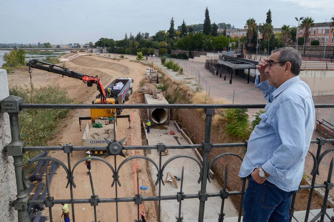 Martes, 18 de octubre: Tras más de un año paradas se reanudan las obras del colector bajo el Puente de Palmas que se espera que terminen a finales de año. Fotografías: Casimiro Moreno.