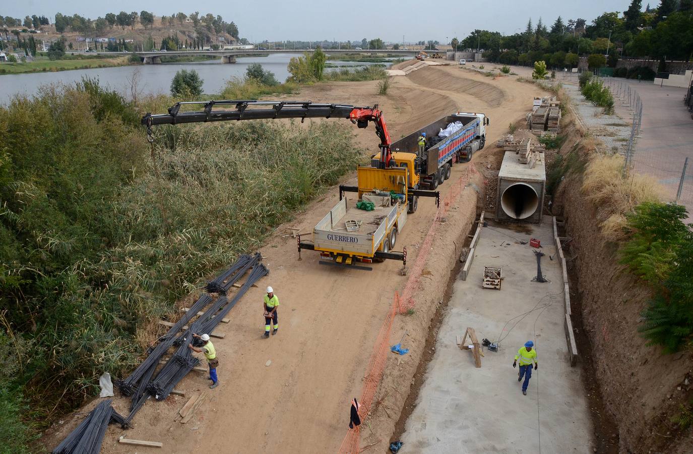 Martes, 18 de octubre: Tras más de un año paradas se reanudan las obras del colector bajo el Puente de Palmas que se espera que terminen a finales de año. Fotografías: Casimiro Moreno.