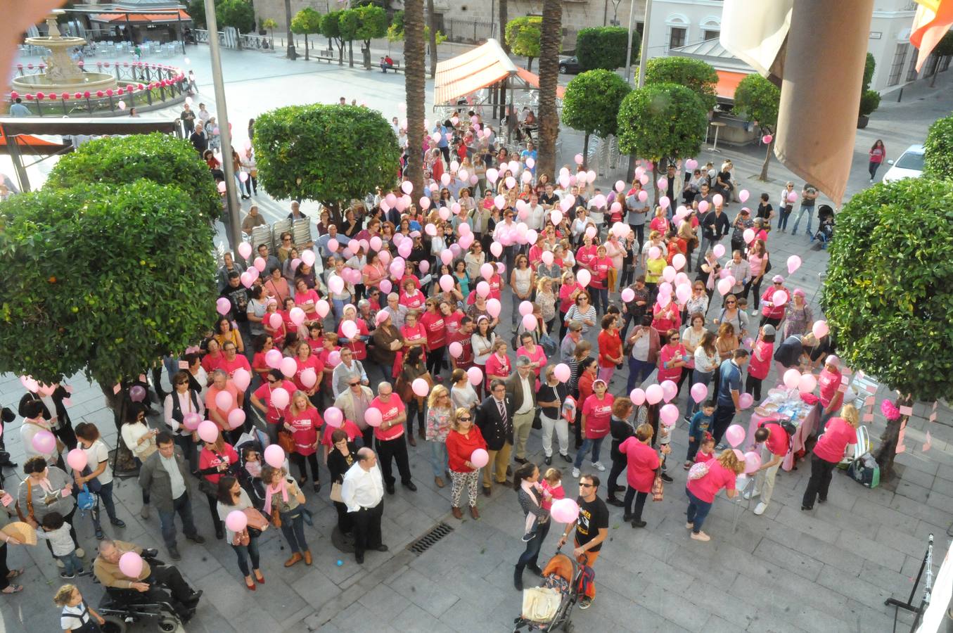 Miércoles, 19 de octubre. Octubre es el mes dedicado a los actos a favor de la lucha contra el cáncer de mama y el día 19 la fecha más destacada a nivel mundial. En estos días multitud de actos teñidos de color rosa se han celebrado en diferentes países. Fotografías: Agencias/HOY