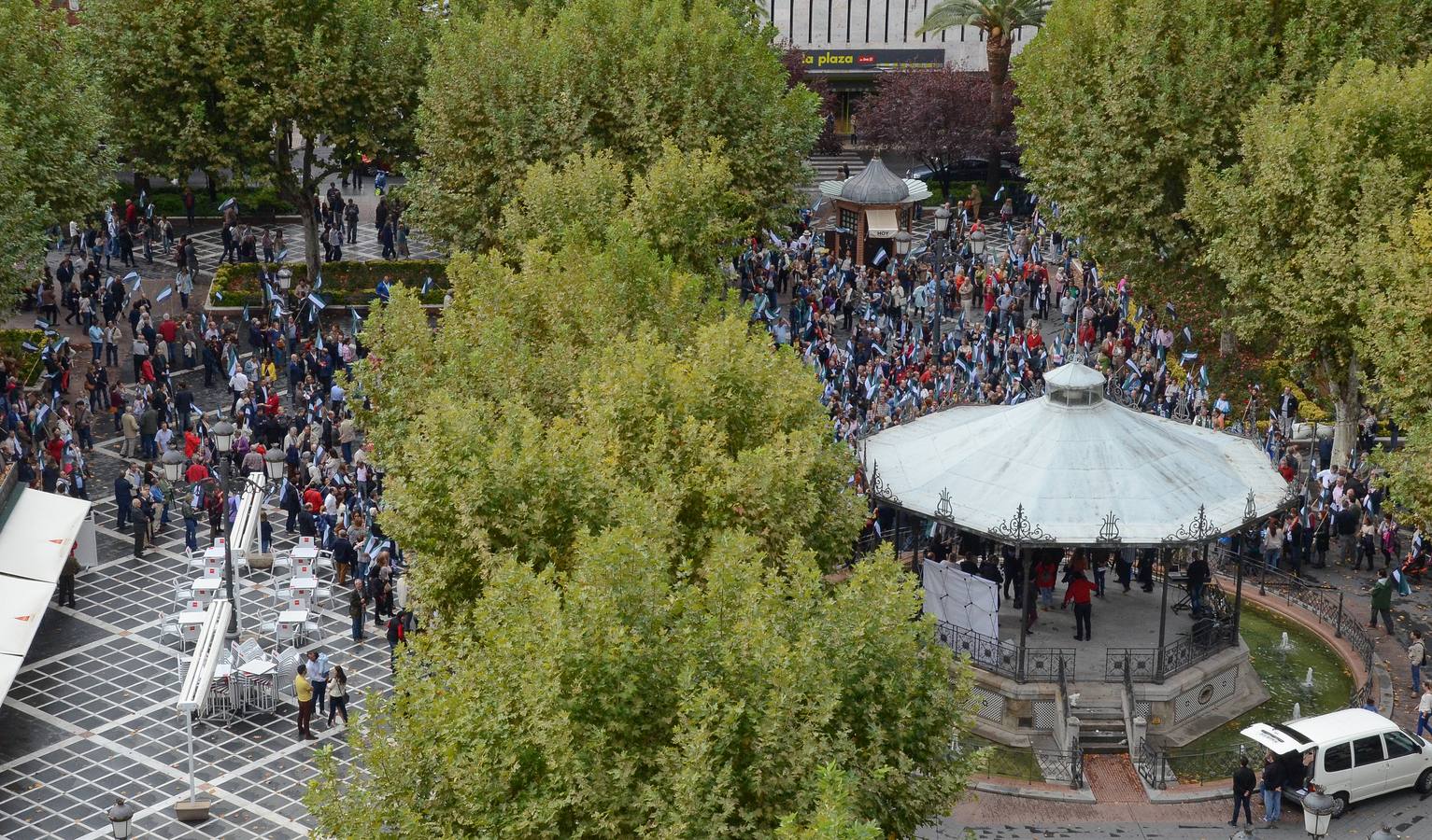 Sábado, 22 de octubre: Más de 2000 personas reclamaron en las calles de Badajoz un tren digno para Extremadura. Fotografías: Casimiro Moreno