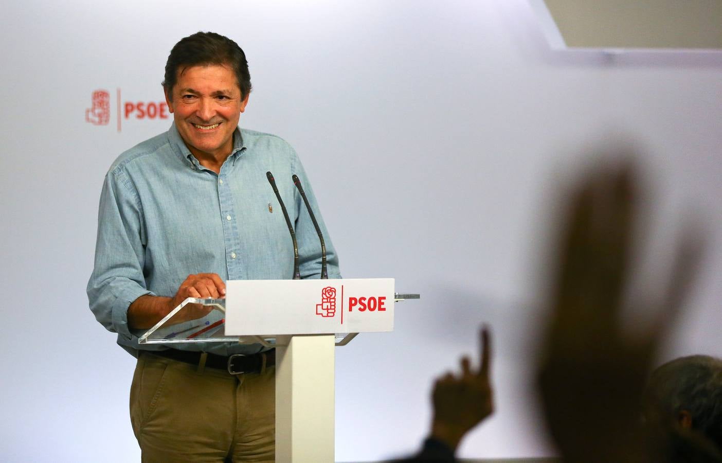 Domingo, 23 de octubre. La gestora del PSOE, con Javier Fernández al frente, acuerda abstenerse en la segunda votación de investidura de Mariano Rajoy, lo que supondría el fin al bloqueo en la formación de Gobierno. Fotografías: Agencias.