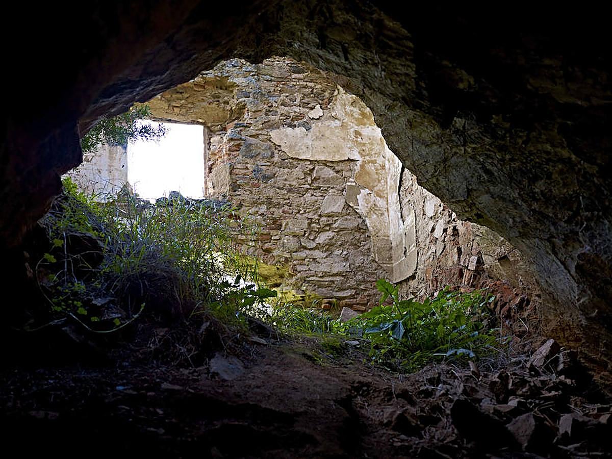 Acceso a cueva bajo iglesia