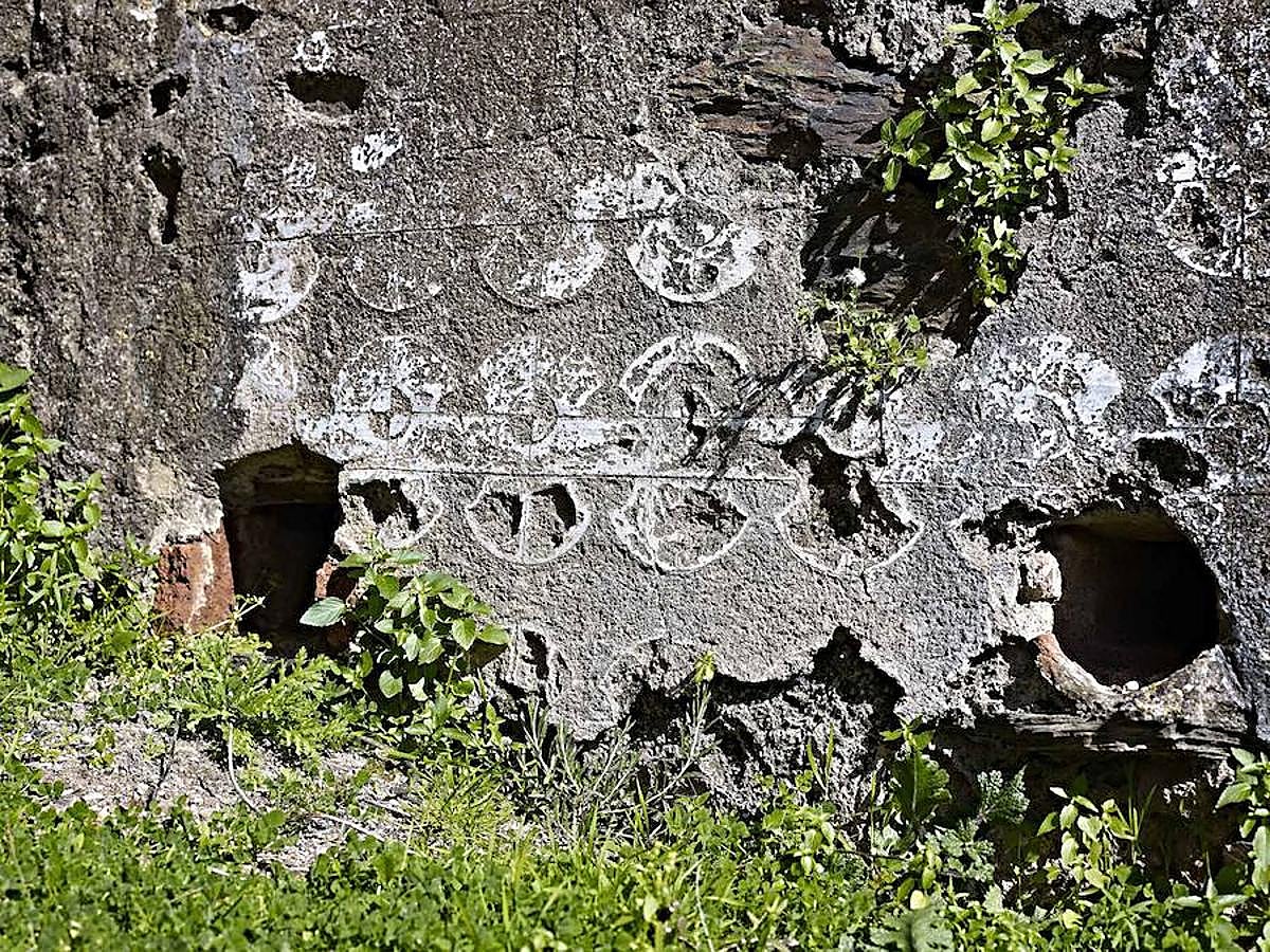 Esgrafiados y restos de fuente alimentada por acueducto