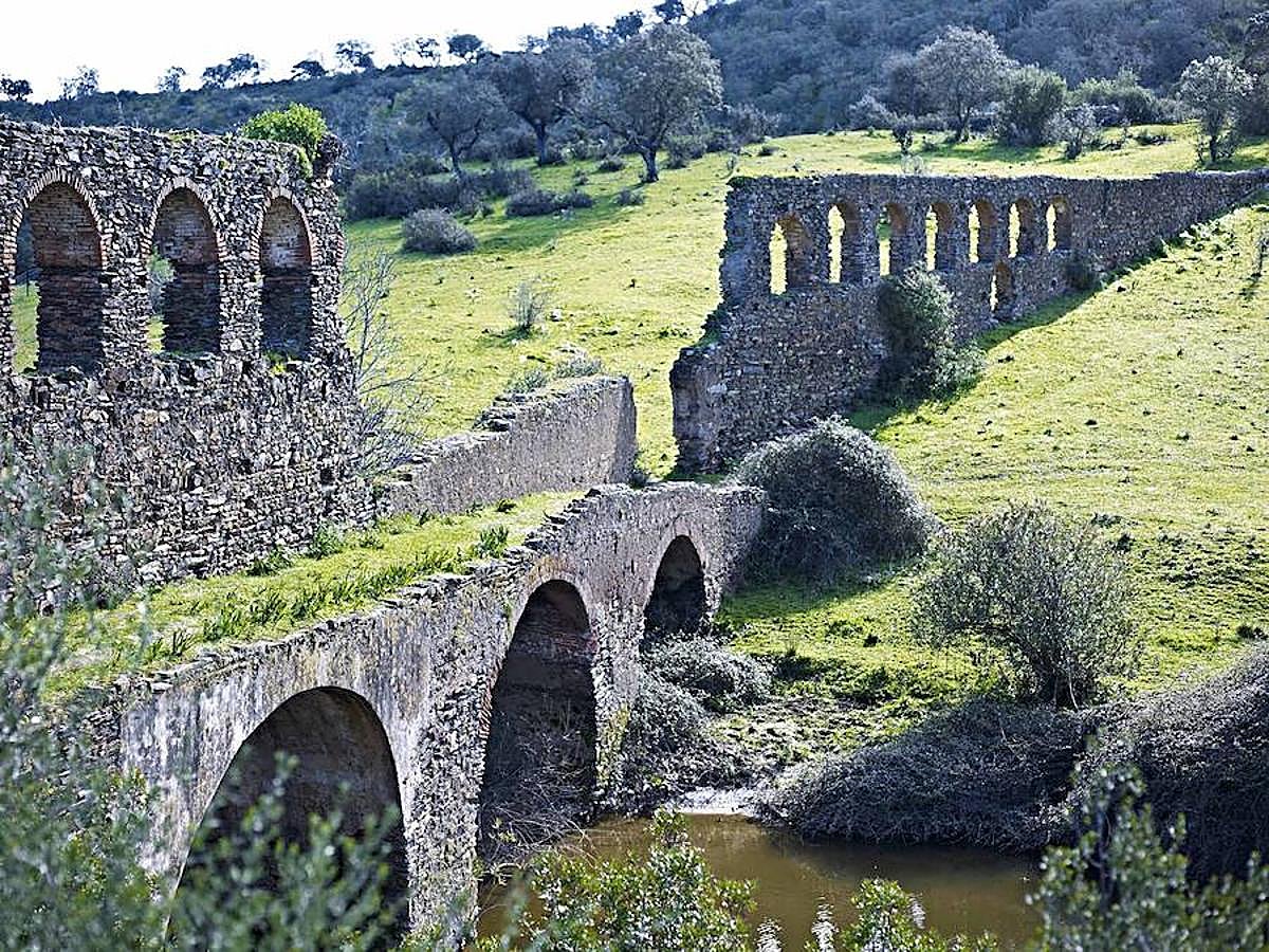 Vista del puente y acueducto desde el convento