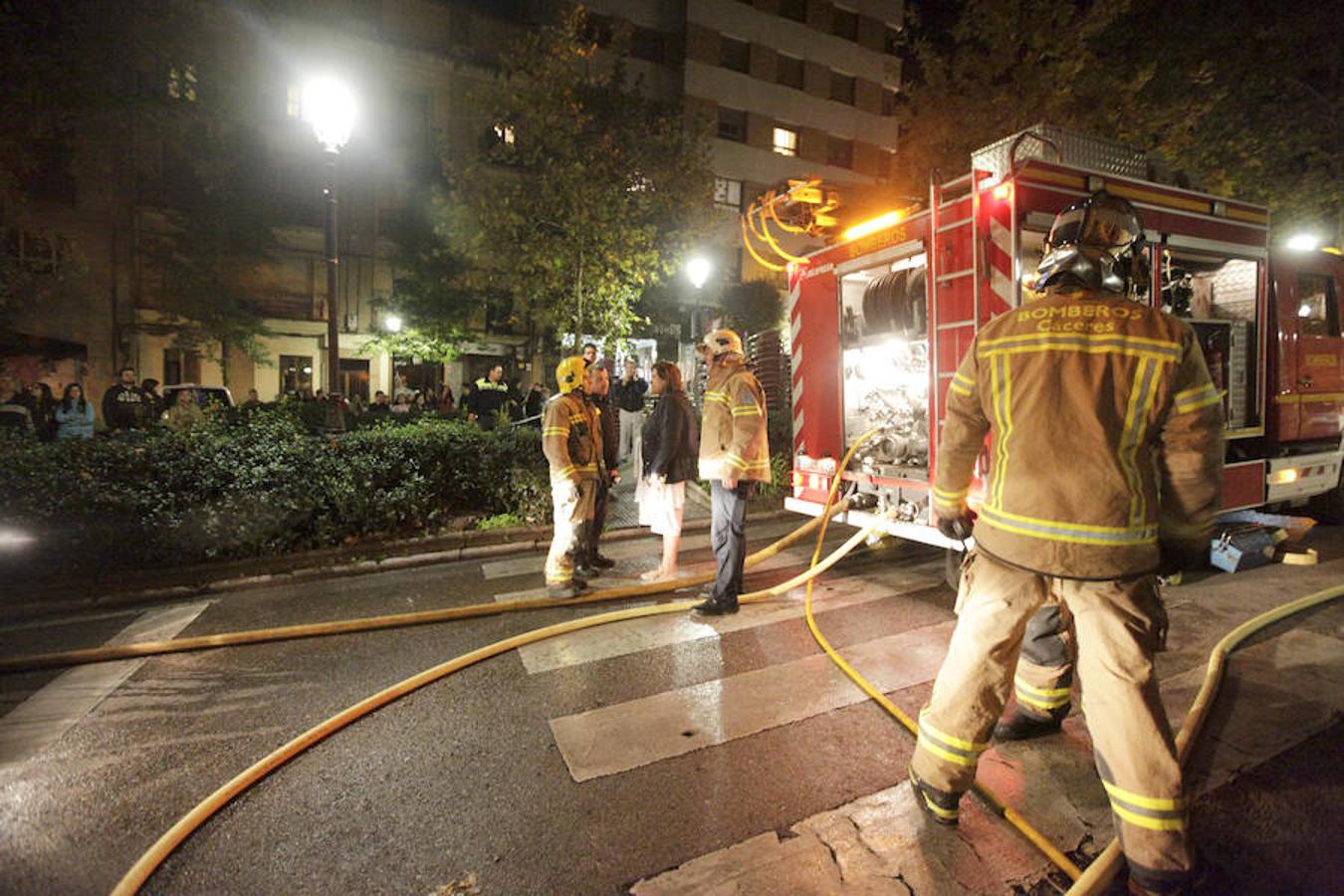 Un muerto y 13 heridos por la explosión en un edificio del centro de Cáceres