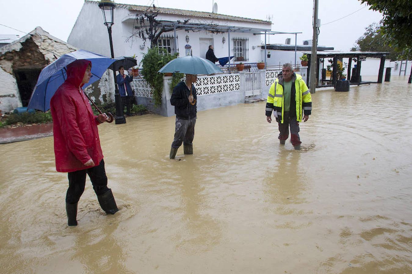 Domingo, 4 de diciembre: Las torrenciales lluvias caídas en Málaga y su provincia anegaron calles e inmuebles y desbordaron río y arroyos, dejando una víctima. Fotografía: agencias