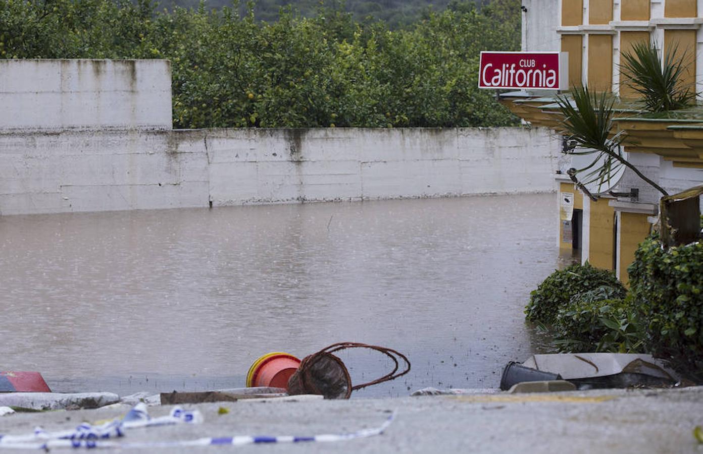 Domingo, 4 de diciembre: Las torrenciales lluvias caídas en Málaga y su provincia anegaron calles e inmuebles y desbordaron río y arroyos, dejando una víctima. Fotografía: agencias