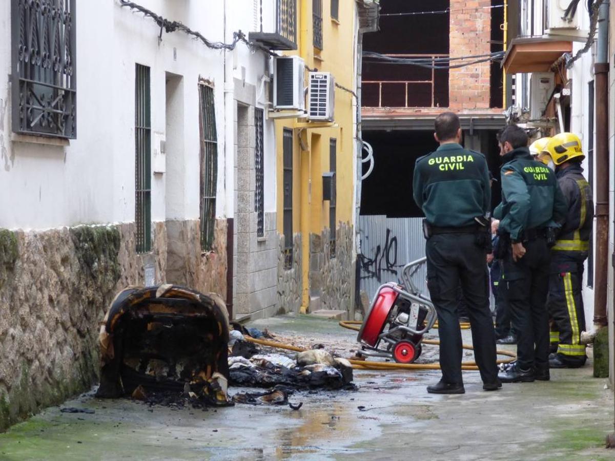 Viernes, 2 de diciembre: Un incendio termina con la vida de un vecino de 64 años en la calle San Pedro en Navalmoral. Fotografía: MAM