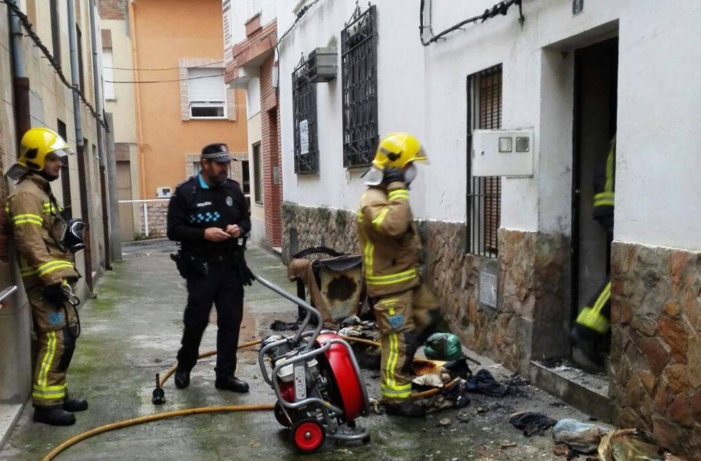 Viernes, 2 de diciembre: Un incendio termina con la vida de un vecino de 64 años en la calle San Pedro en Navalmoral. Fotografía: MAM