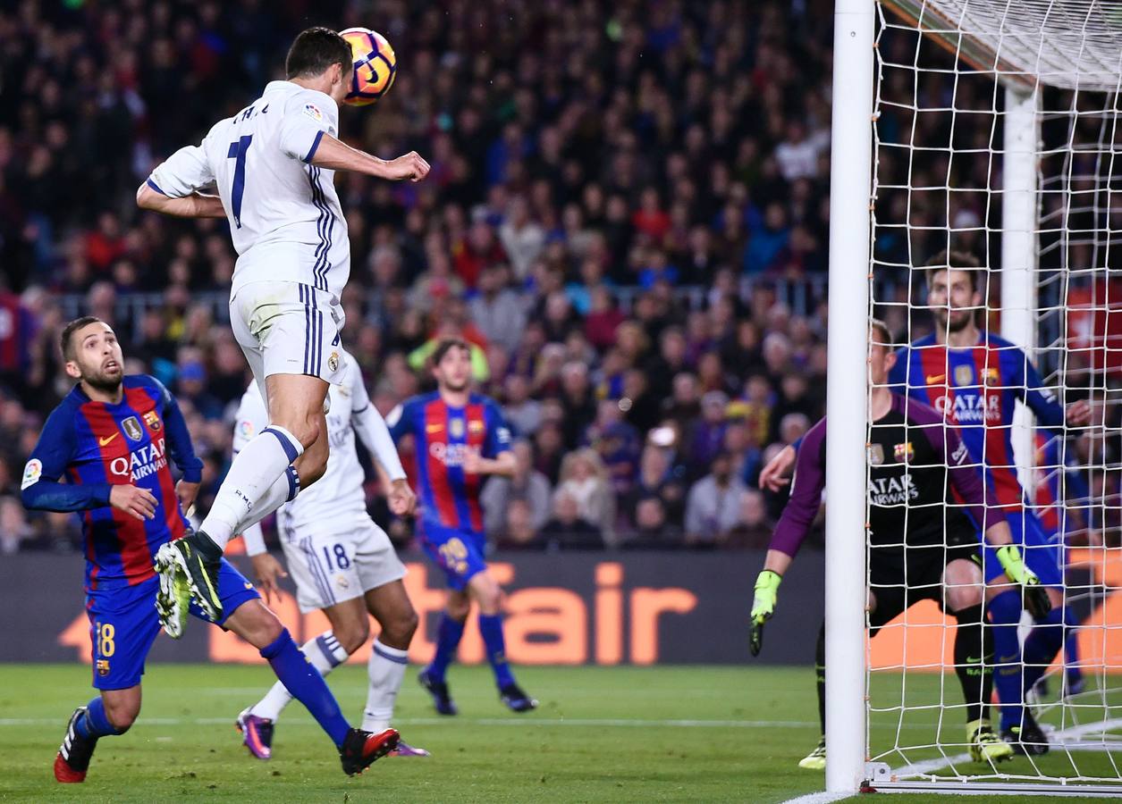 Sábado, 3 de diciembre: El partido de la jornada, el Clásico, El Real Madrid empató a uno en el campo del FC Barcelona. Fotografía Agencias