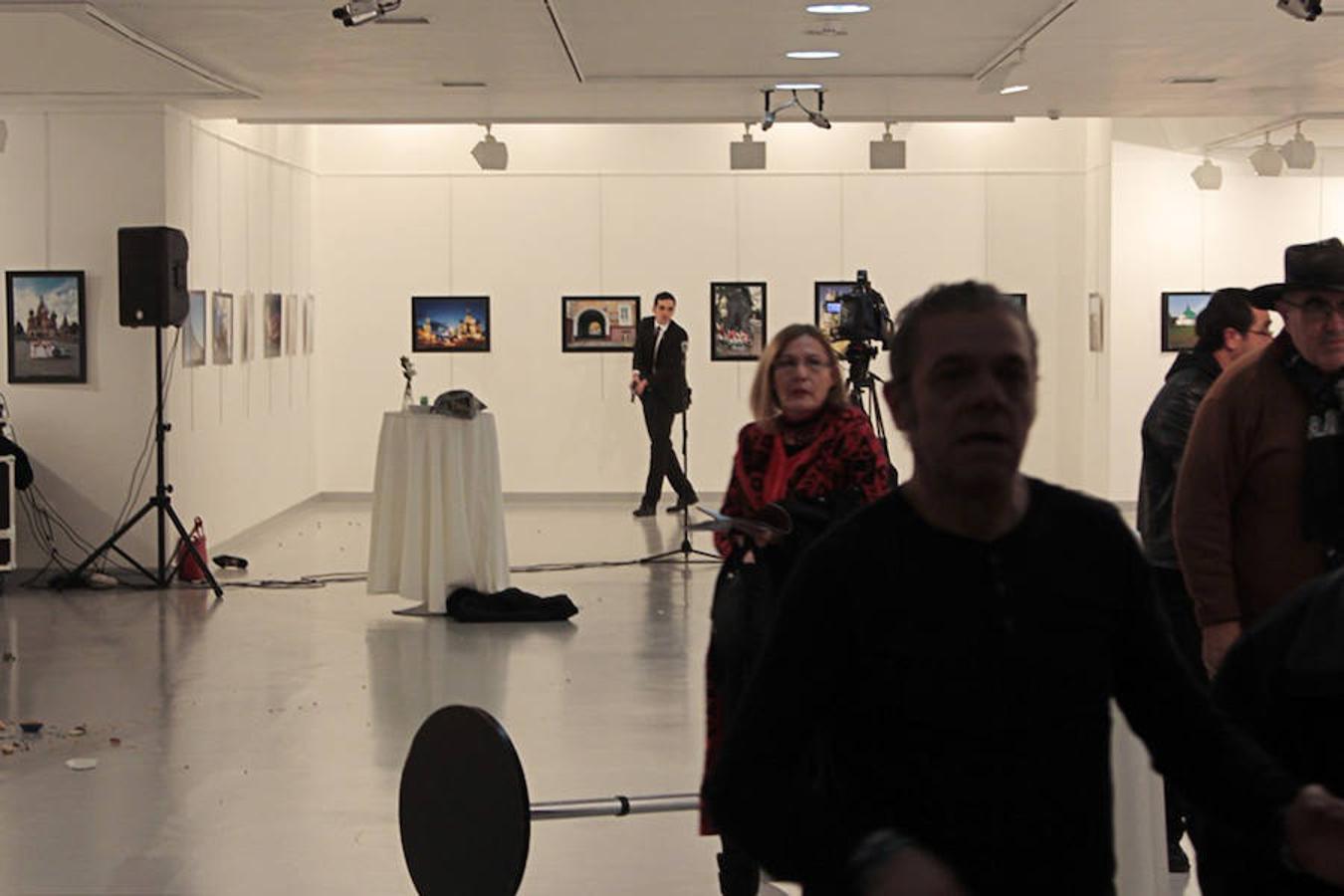 Lunes, 19 de diciembre: Fallece tiroteado el embajador de Rusia en Turquía. Las Fuerzas de Seguridad del Estado matan al supuesto atacante. Fotografías: Agencias.