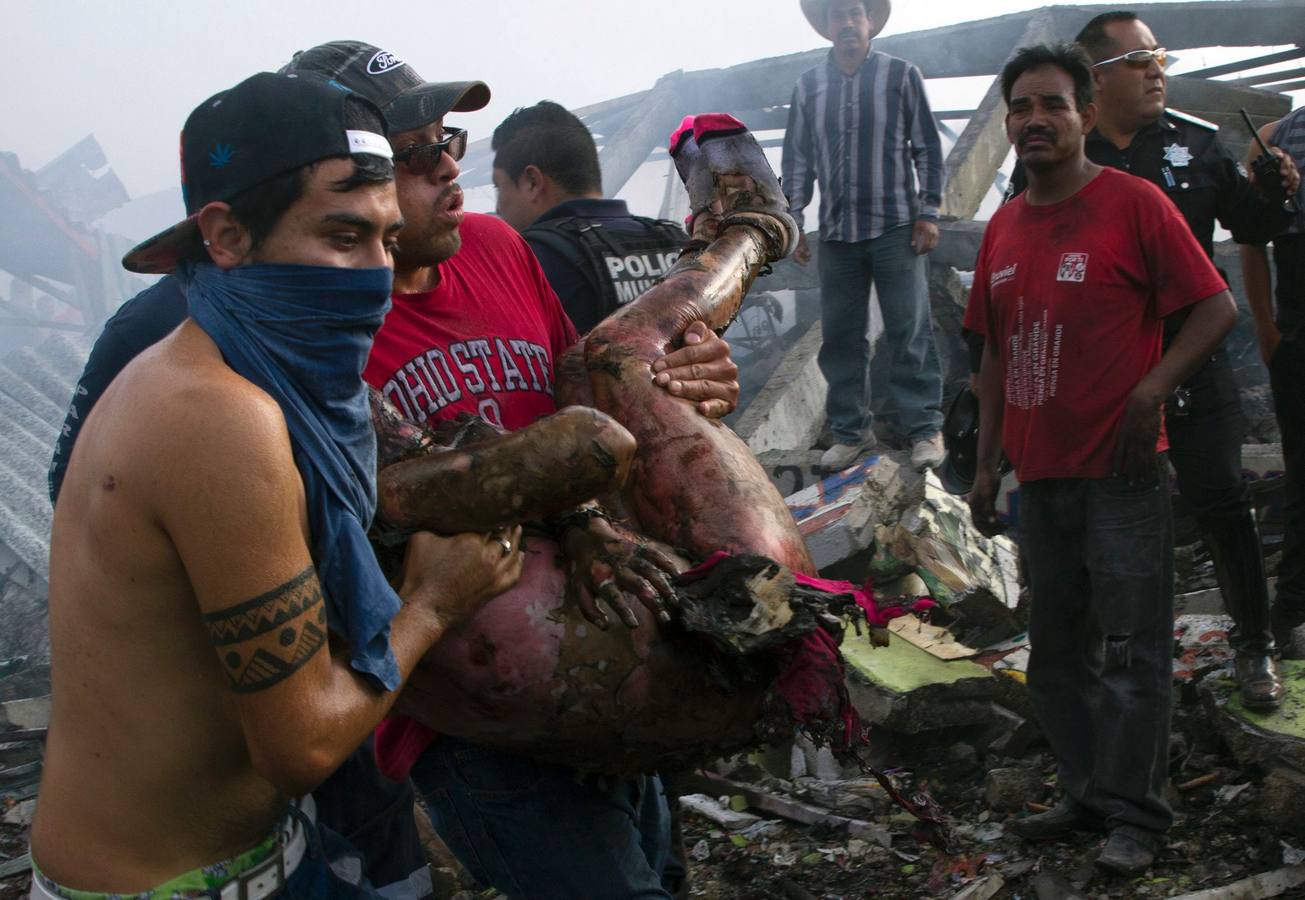 Miércoles, 21 de diciembre: La explosión en cadena en el mayor mercado pirotécnico de América Latina causa 31 muertos, muchos irreconocibles tras el desastre. Fotografías: Agencias