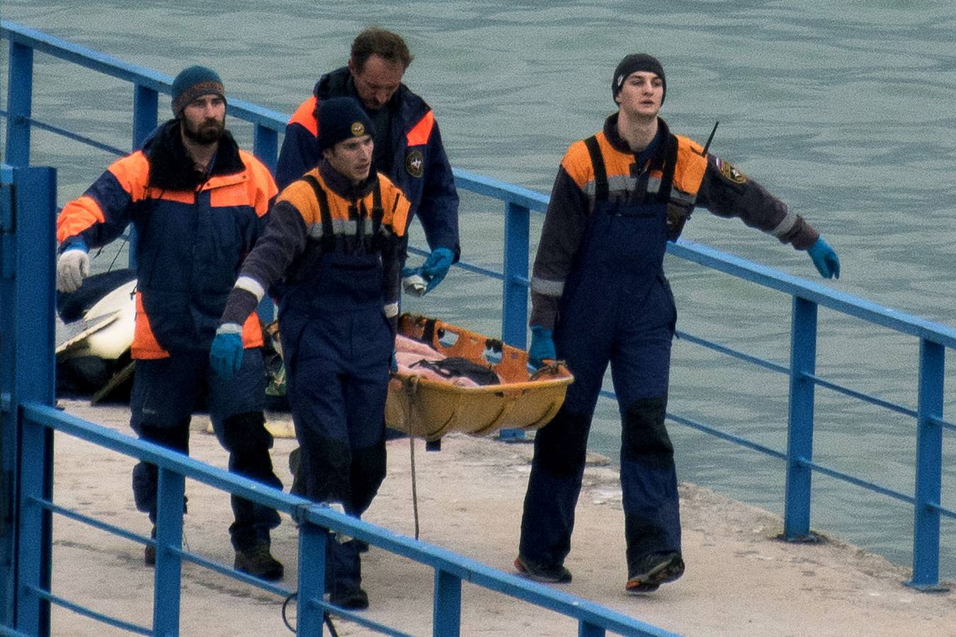 Domingo, 25 de diciembre. Tragedia en el Mar Negro. Un avión militar ruso en el que viajaban 90 personas, entre ellas 60 miembros del coro del Ejército Rojo, cayó al agua a los 20 minutos de su despegue del aeropuerto de Sochi. Fotografías: Agencias