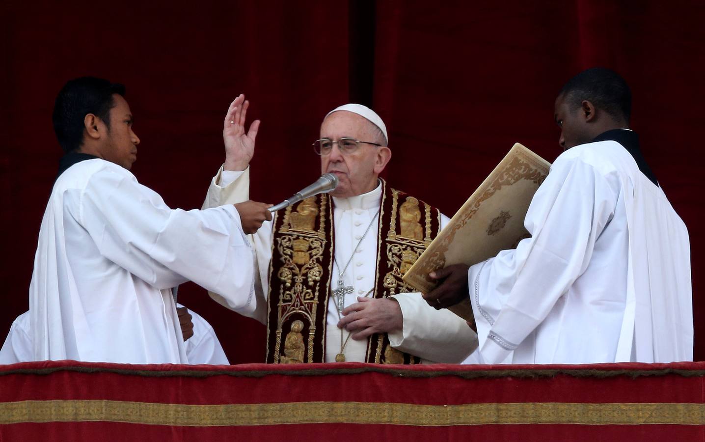 Domingo, 25 de diciembre. El Papa Francisco ofició el tradicional mensaje de Navidad "Urbi et Orbi" a la ciudad y al mundo, el 25 de diciembre de 2016 en la plaza de San Pedro en el Vaticano. Fotografías: Agencias.