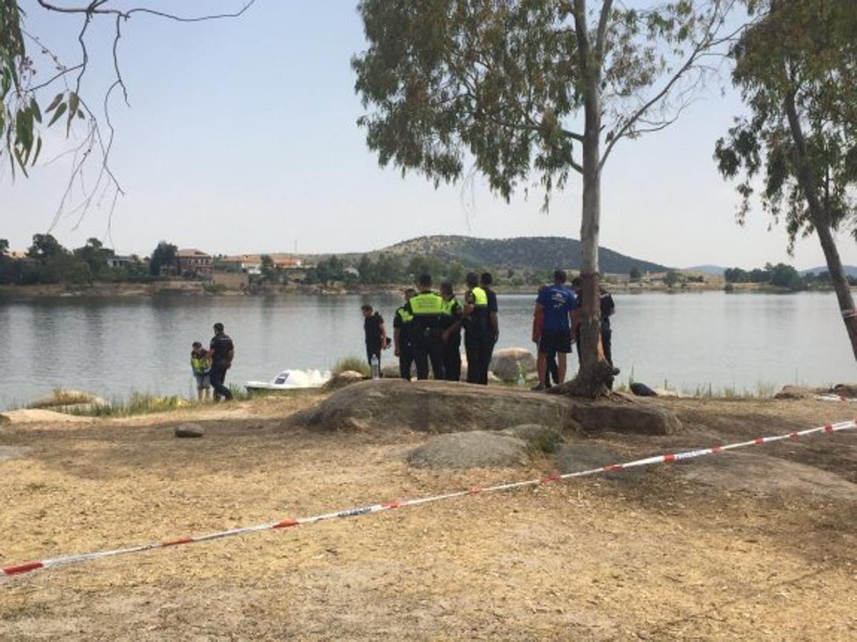 Muere un joven de 20 años ahogado en proserpina. El suceso ocurrió en Julio cuando el joven nadaba con dos amigos frente al puesto de vigillancia de la Cruz Roja. Al volver a la orilla el joven había desaparecido. No había rastro de Rubén Benítez, natural de La Zarza, de 20 años.