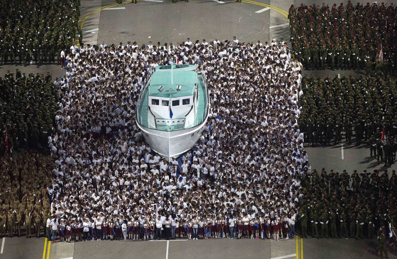 Desfile militar por los 58 años de la Revolución Cubana