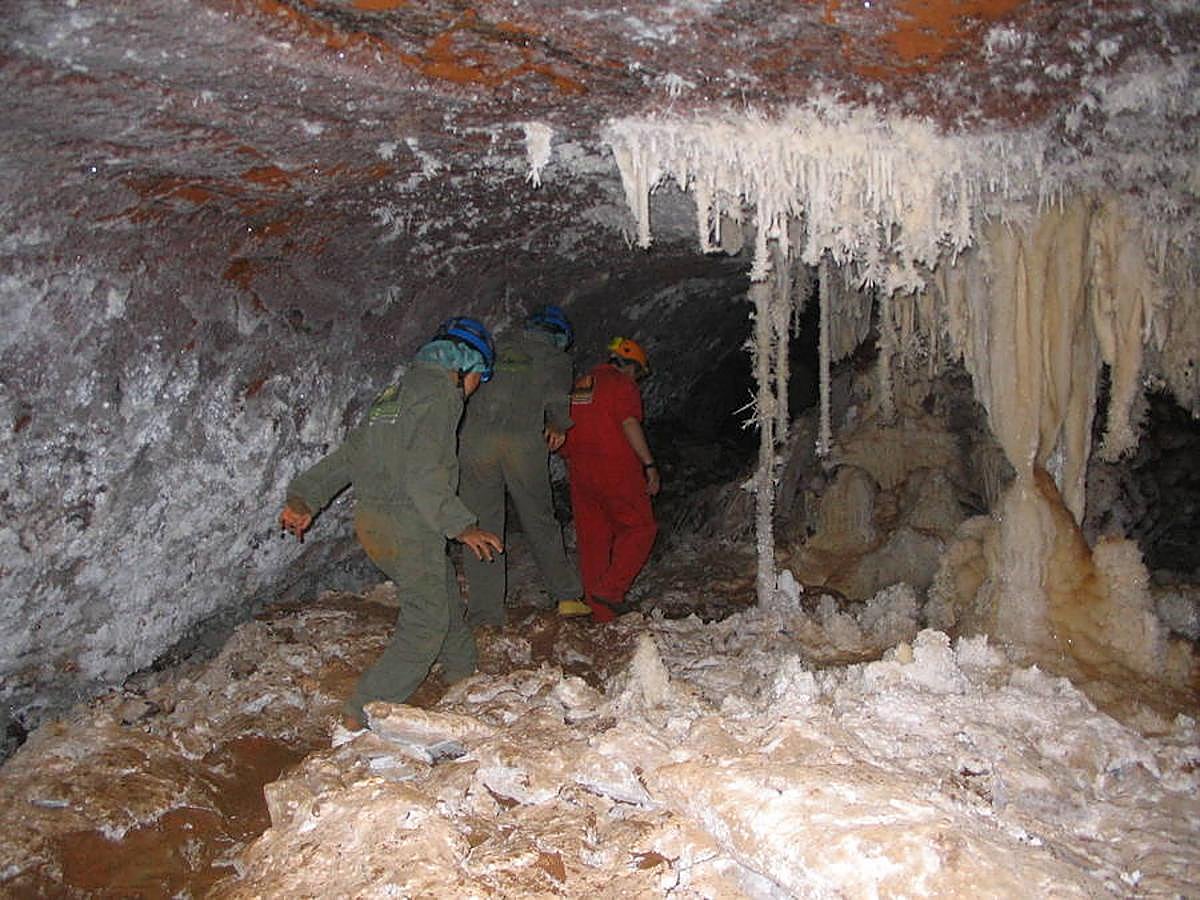 Cueva de Castañar. Tesoro kárstico declarado Monumento Natural en 1997, considerado uno de los más interesantes de todo el territorio español.