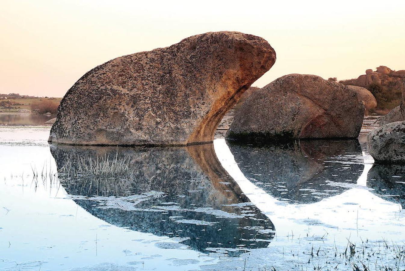 Los Barruecos. Constituye uno de los enclaves más singulares de la región por susformaciones geológicas y geomorfológicas