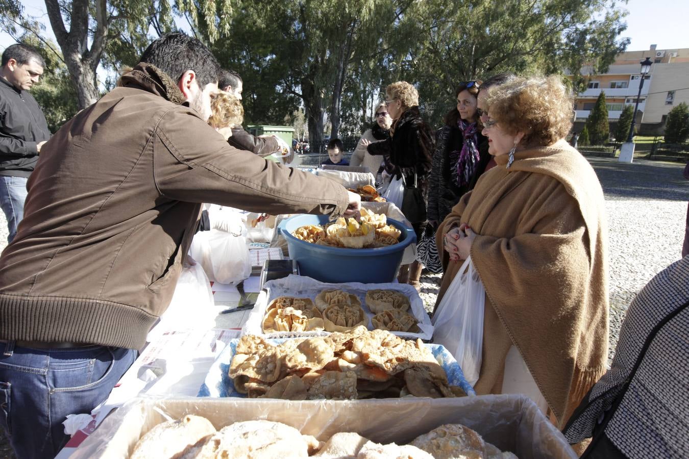 Los Santos Mártires agotan las 2.000 roscas de anís
