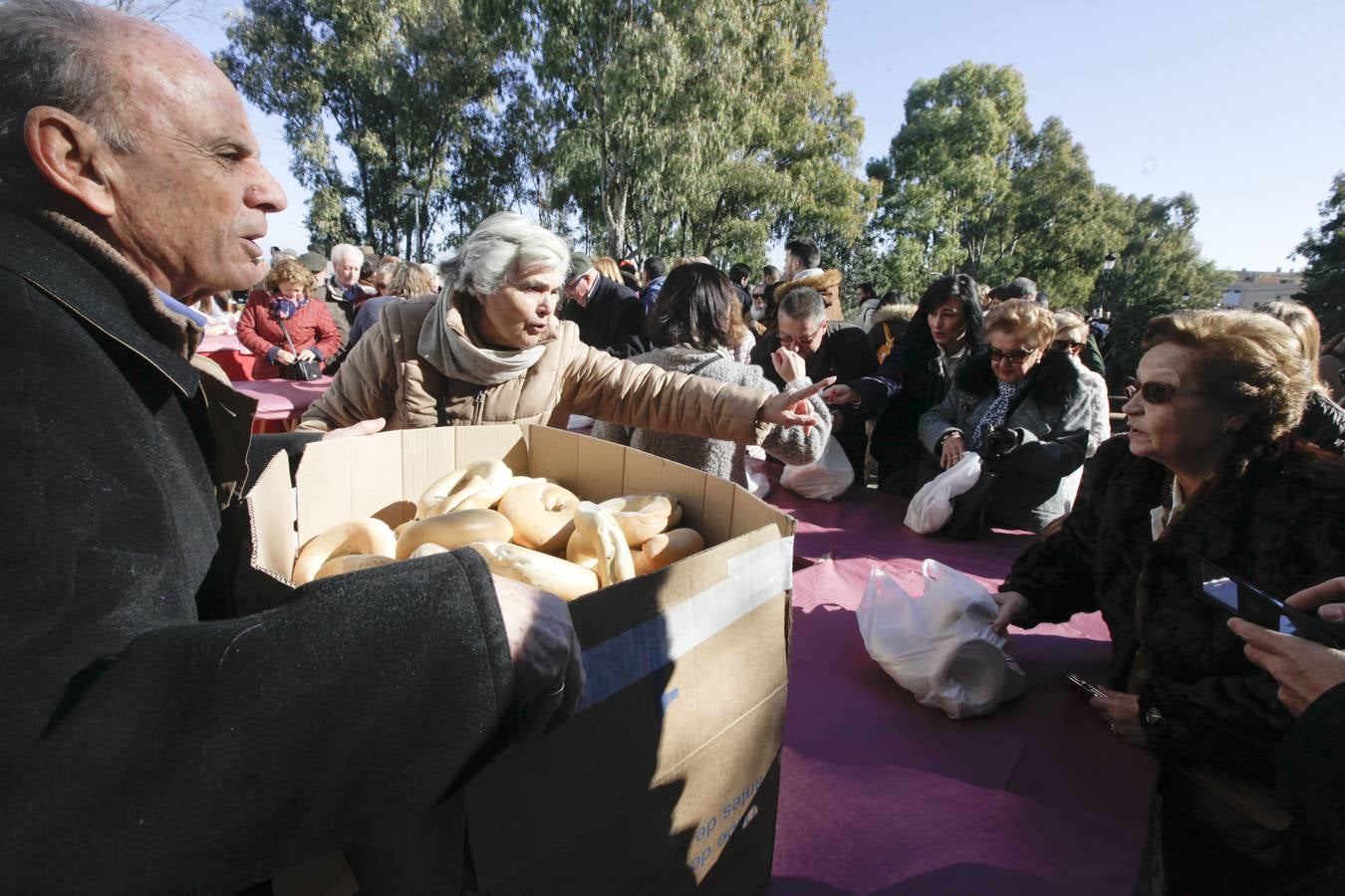 Los Santos Mártires agotan las 2.000 roscas de anís