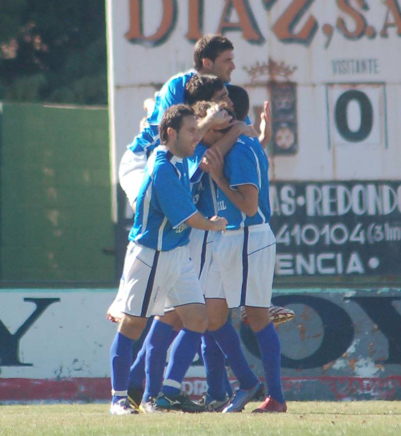 2007. Los jugadores del Díter Zafra celebran el 0-1, ante el UP Plasencia.