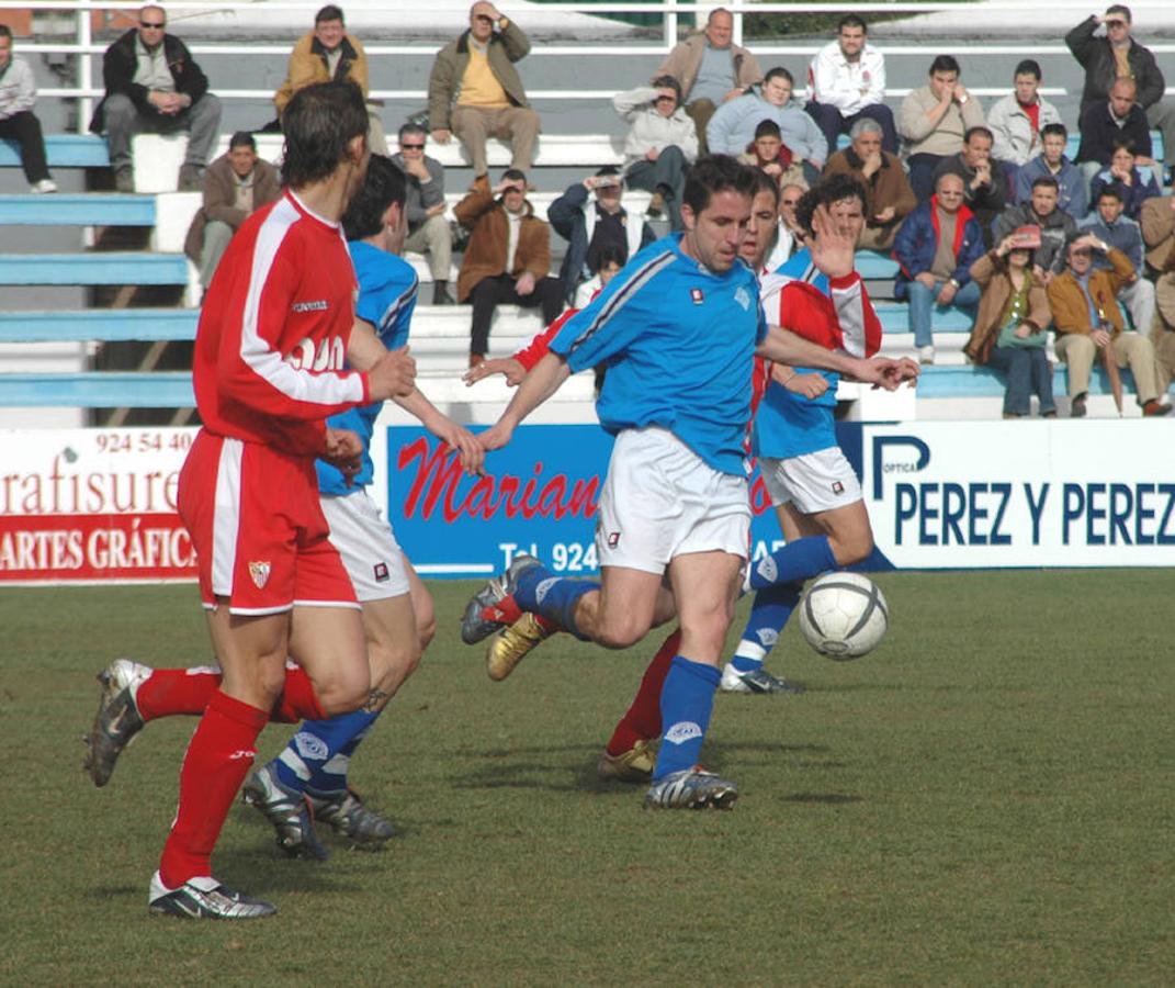 2004. Partido disputado en el Nuevo Estadio entre el Díter Zafra y el Sevilla B. Temporada 2004-05. Segunda B.